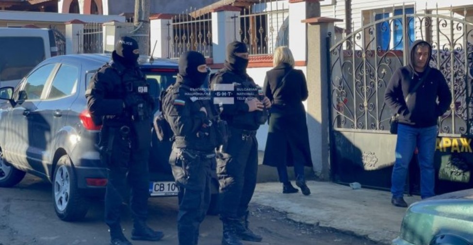 Мащабна полицейска акция се провежда в този момент в Карнобат